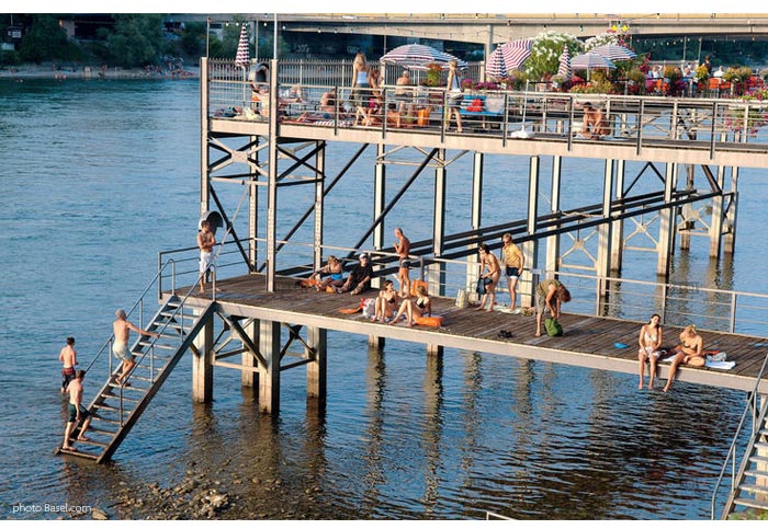 verão no rio Reno em Basel