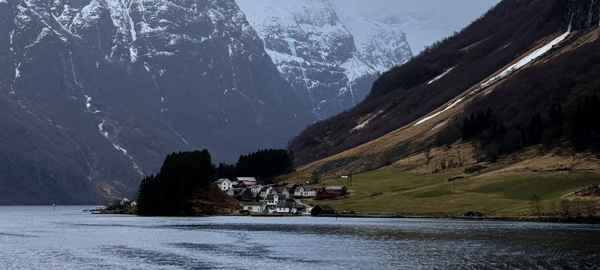 Os Fiordes da Noruega | Passeio de barco pelo Nærøyfjord